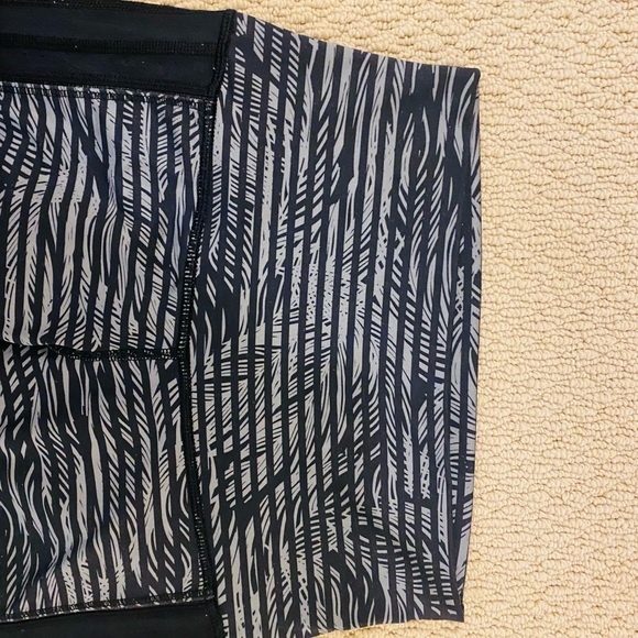 LULULEMON auth, pant, high rise, mesh on the side. Size 4 - Picture 3 of 4